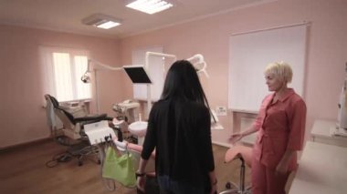 Genç kadın diş hekiminiz ile söz