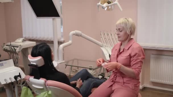 与您的牙医谈话的年轻妇女 — 图库视频影像