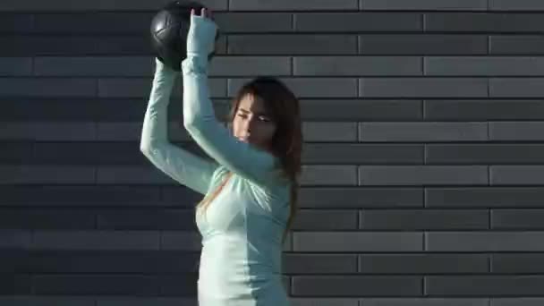 Молодая женщина занимается фитнесом на траве — стоковое видео
