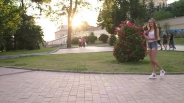 Güzel kız onun küçük köpek şehir parkı ile yürüyüş