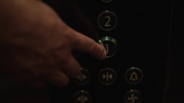 Asansörün düğmesine iterek