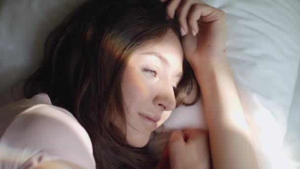 Молодая красивая женщина просыпается утром — стоковое видео