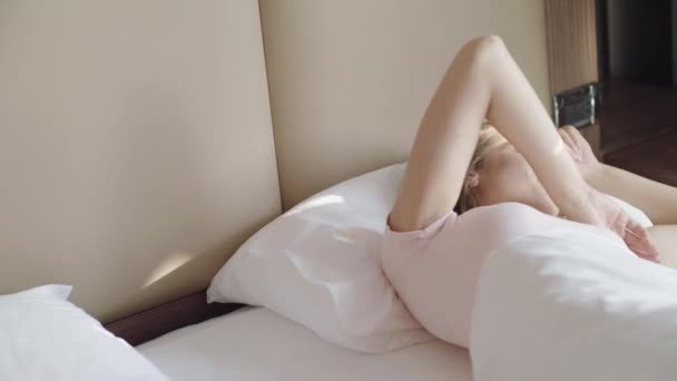 아름 다운 젊은 여 자가 아침에 깨어나면 — 비디오