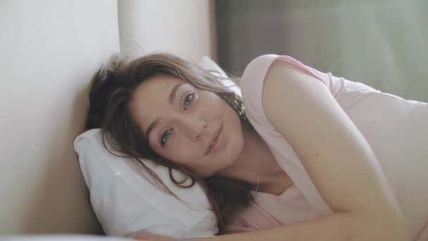 Молодая красивая женщина просыпается утром — стоковое видео