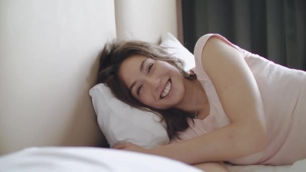 Jeune belle femme se réveille le matin — Video