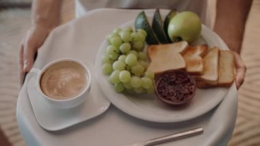 Kocası onun genç eşi kahvaltı yatakta getiriyor.