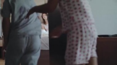 Mutlu çocuklar onların anne sabah yatağa