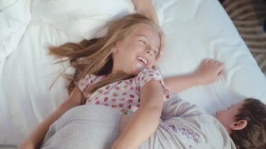 Mutlu çocuklar onların anne sabah yatağa