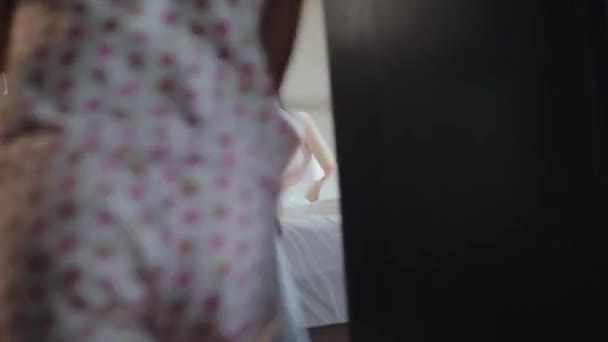 Boldog gyerekek ugrás a szülők ágyban reggel — Stock videók