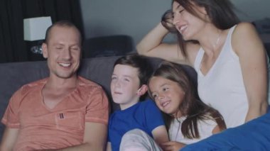 Aile akşam Tv izliyor.