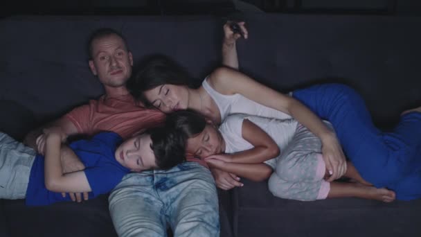 Les Parents Leurs Enfants Regardent Télé Ils Sont Assis Sur — Video