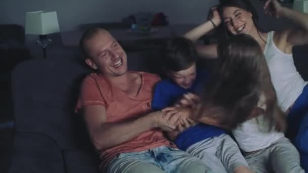 Familjen tittar på Tv på kvällen. — Stockvideo