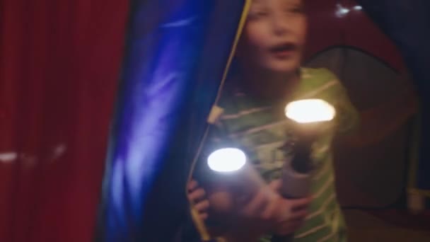 Kinderen spelen In een Tent met zaklampen. — Stockvideo