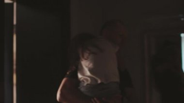 Baba küçük kızı yatağa koyar..