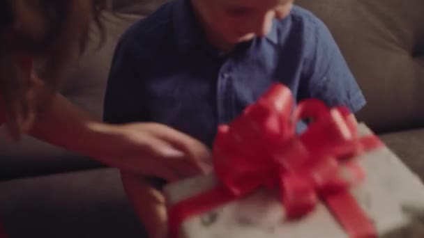 Niño con madre abrir un regalo de cumpleaños — Vídeos de Stock