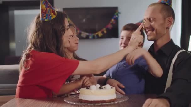 Der Junge beißt in eine Geburtstagstorte — Stockvideo