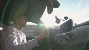 Genç adam bir araba sürüş