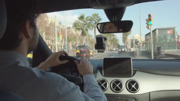 Giovane uomo sta guidando una macchina — Video Stock