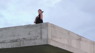 Çatıda keman üzerinde oyun güzel ve genç birbayan.