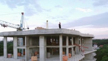 Çatıda keman üzerinde oyun güzel ve genç birbayan.