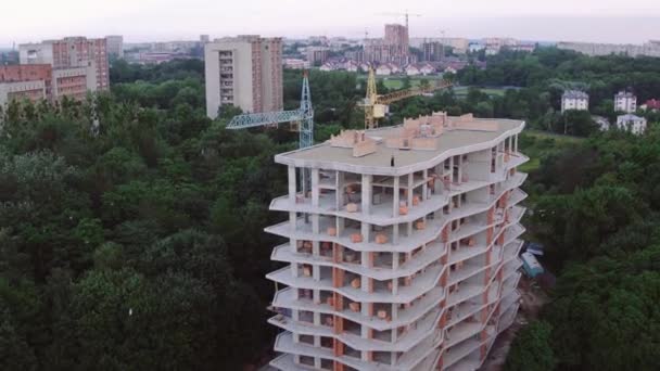 Piękna młoda kobieta gra na skrzypcach na dachu. — Wideo stockowe