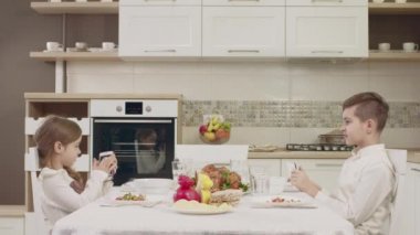 Çocuk önce bir aile yemeği masada konuşmak