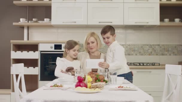 Mamma comunica con i suoi figli a tavola durante una cena in famiglia — Video Stock