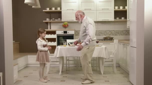 Niña con su abuelo divertirse y bailar — Vídeos de Stock