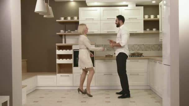Casal atraente se divertindo juntos dançando na cozinha — Vídeo de Stock