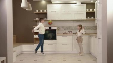 Mutlu çocuk dans mutfakta.