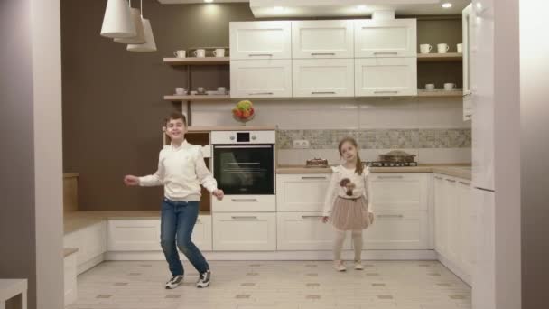 Szczęśliwe dzieci taniec w kuchni. — Wideo stockowe