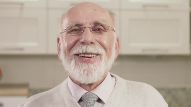 Detailní portrét starého muže emoce. — Stock video