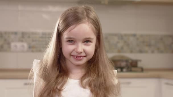 Primer plano Retrato de las emociones de la niña . — Vídeo de stock