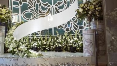 Bir düğün salonu dekorasyon iç. Güzel hizmet düğün tablolar