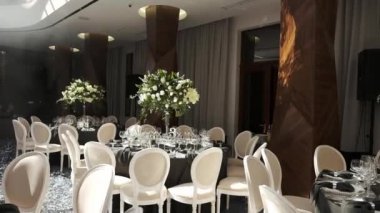 Bir düğün salonu dekorasyon iç. Güzel hizmet düğün tablolar