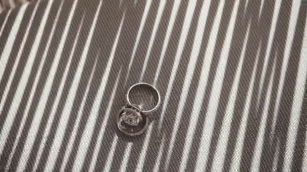 Composición de dos anillos de boda en la mesa . — Vídeos de Stock