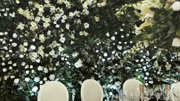 Интерьер свадебного зала. Красивые сервированные свадебные столы — стоковое видео