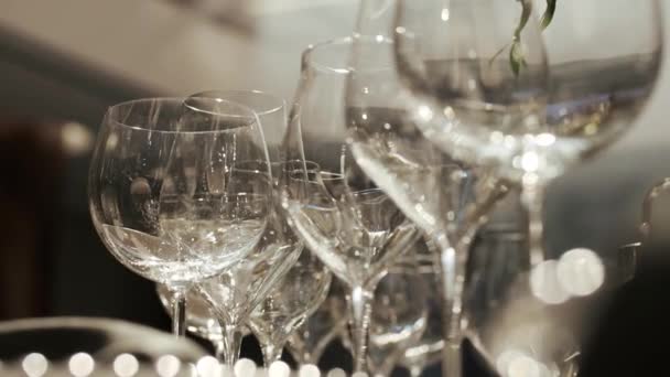 Interior de una decoración de salón de bodas. Hermosas mesas de boda servidas — Vídeos de Stock