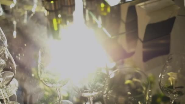 Intérieur d'une décoration de salle de mariage. Belles tables de mariage servies 