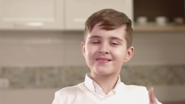 Closeup portret van Little Boy emoties. — Stockvideo