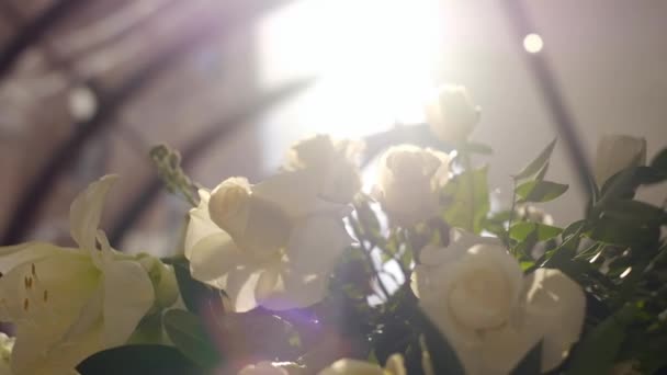 Interior de una decoración de salón de bodas. Hermosas mesas de boda servidas — Vídeos de Stock