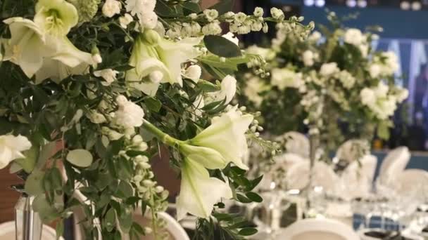 Interior de una decoración de salón de bodas. Hermosas mesas de boda servidas — Vídeos de Stock