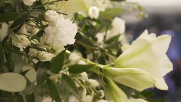 Intérieur d'une décoration de salle de mariage. Belles tables de mariage servies — Video