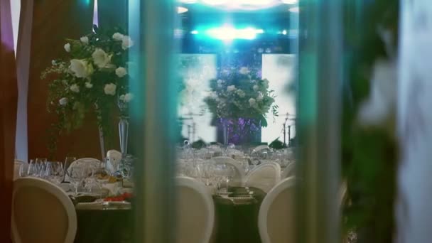 Interior de una decoración de salón de bodas. Hermosas mesas de boda servidas — Vídeo de stock