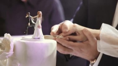 Gelin ve damat onların düğün pastası kesme. Yakın çekim görünümü.