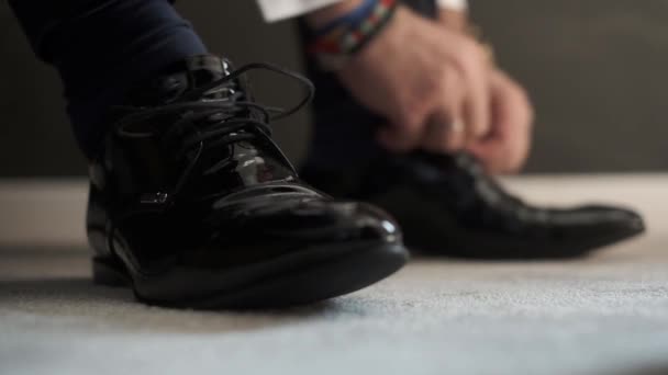 Groom amarrou as cadeias nos sapatos. O homem usa sapatos . — Vídeo de Stock