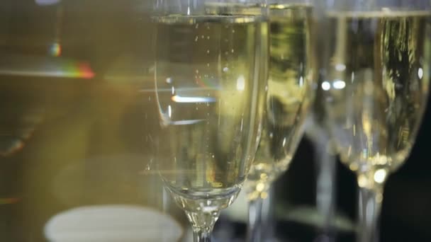 Close-up. Bubbels Champagne binnen een wijnglas — Stockvideo