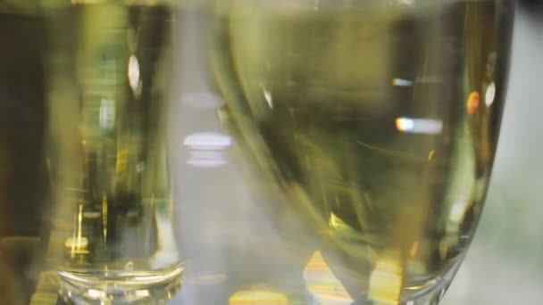 Nahaufnahme. sprudelt Champagner im Weinglas — Stockvideo