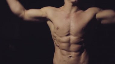 Güzel bir genç adam adam silah, gövde esneme gövdesi.