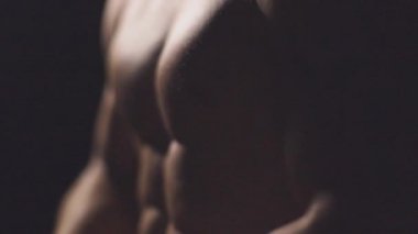 Güzel bir genç adam adam silah, gövde esneme gövdesi.